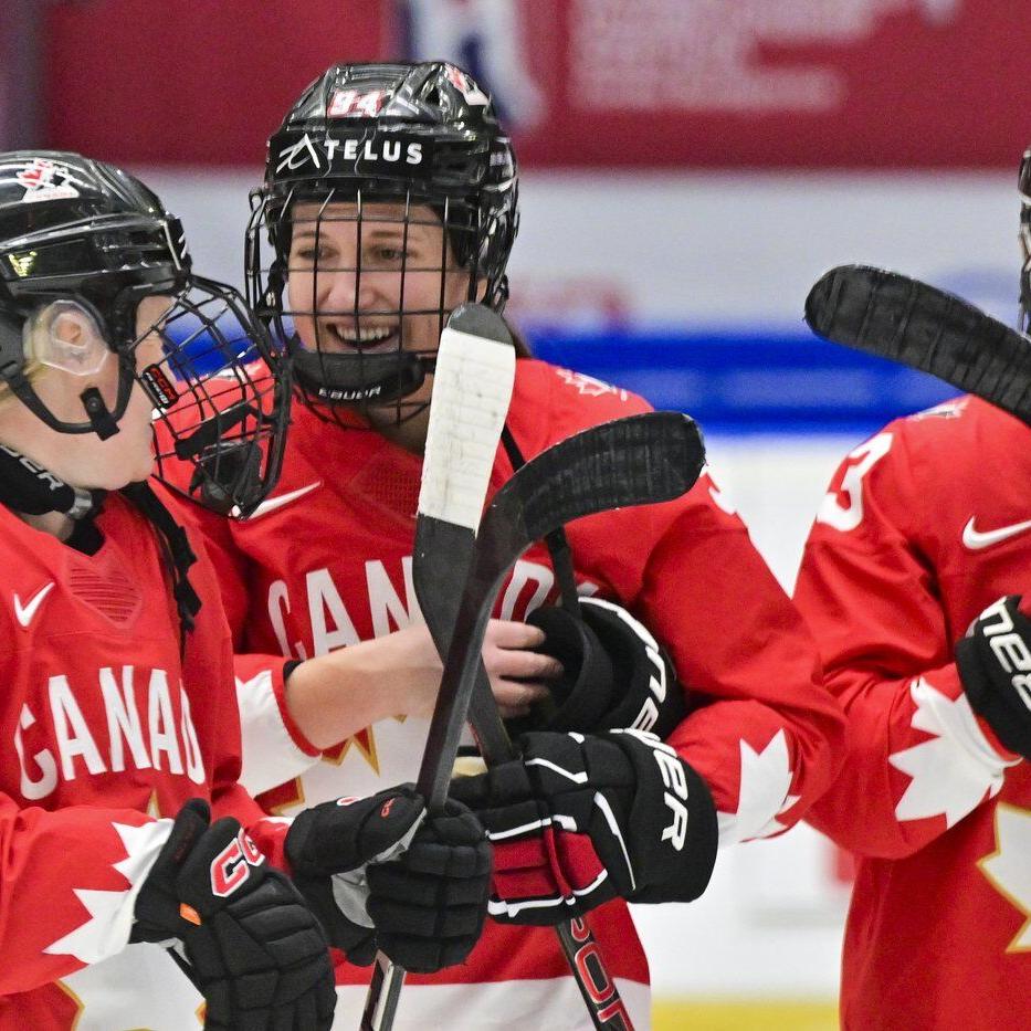 B.C. players surge onto 好色tv women's hockey team after drought